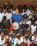 Ross Nickerson with a group of South African schoolchildren on the 2012 Banjo Safari - photo by Kevin Dooley