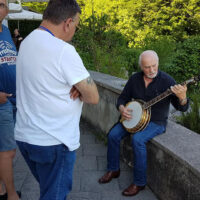 Cgreg Cahill checks out a banjo at Bluegrass Camp Germany 2017