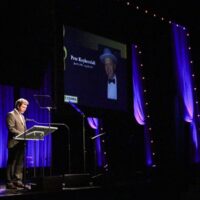 Dan Hays remembers Pete Kuykendall at the 2017 IBMA Awards - photo by Frank Baker