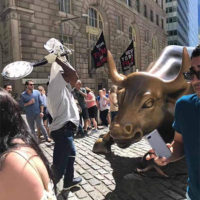 Tevon Varlick attacks the Charging Bull statue in New York with a metal banjo (9/7/19) - photo by Christian Benavides (PIX11 News)