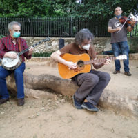 Barcelona Bluegrass Jam members meet in the park for a masked jam (Jun 2, 2020)