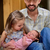 Mo Pitney with his daughters, Evelyne and Audra