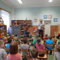 Ondra Kozák and Petr Brandejs present bluegrass to Czech kindergarteners with Kindergarten Bludovice