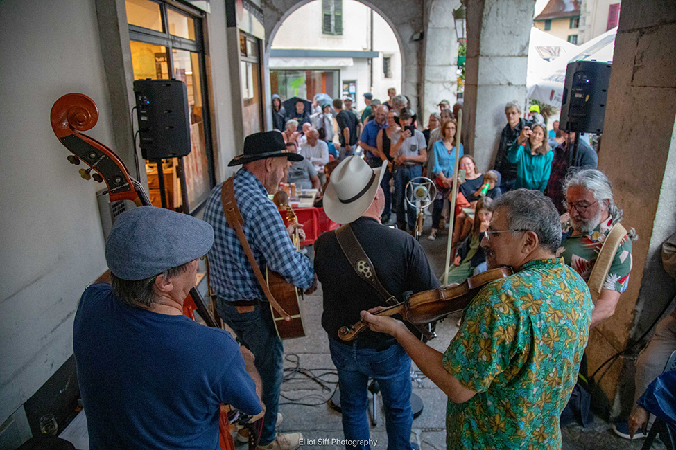 Jamming in every corner at Bluegrass in La Roche 2023 - photo © Elliot Siff