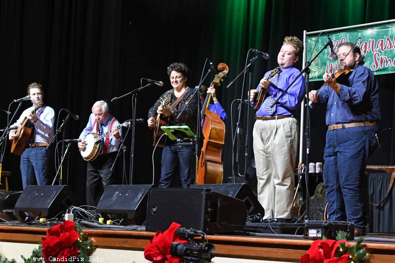 Little Roy & Lizzy Show at the 2023 Bluegrass Christmas in the Smokies - photo © Bill Warren
