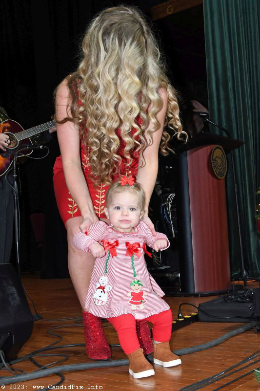 Alyssa Brewer with her daughter Alayna at the 2023 Bluegrass Christmas in the Smokies - photo © Bill Warren