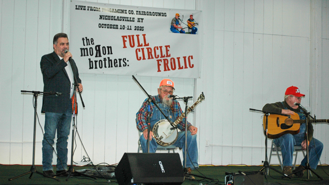 Dean Osborne introduces The Moron Brothers at the inaugural Moron Brothers Full Circle Frolic - photo © Roger Black