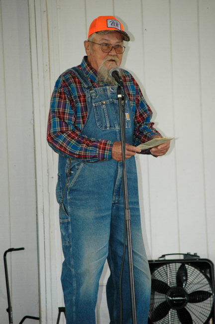 Lardo speaks to the audience at the inaugural Moron Brothers Full Circle Frolic - photo © Roger Black