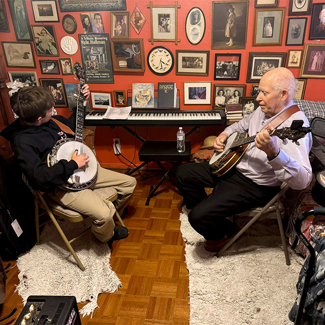 Howard Anderson giving a banjo lesson