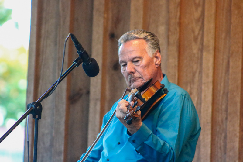 Warren Blair with Lorraine Jordan & Carolina Road at the final Willow Oak festival - photo © Laura Ridge