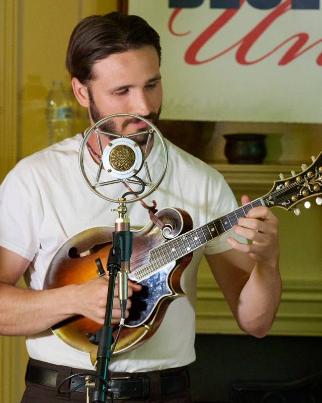 Reed Stutz with Shelby Means at a house concert in Vienna, VA (6/10/26) - photo © Shannon Ayers