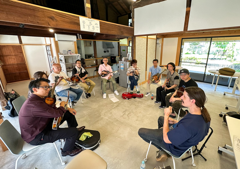 Christopher Henry leads a mandolin workshop in Nagoya (6/21/26) - photo courtesy of Kaz Inaba
