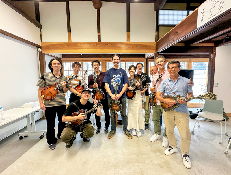 Christopher Henry leads a mandolin workshop in Nagoya (6/21/26) - photo courtesy of Kaz Inaba