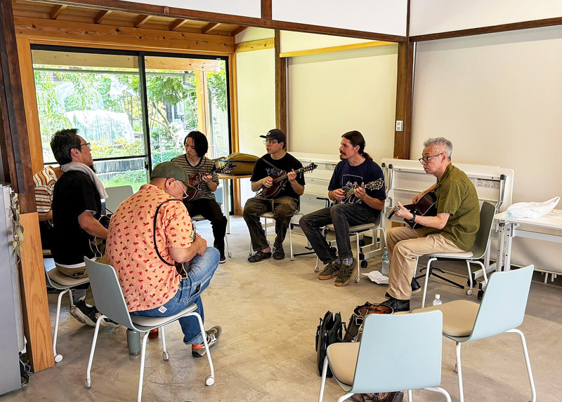 Christopher Henry leads a mandolin workshop in Nagoya (6/21/26) - photo courtesy of Kaz Inaba