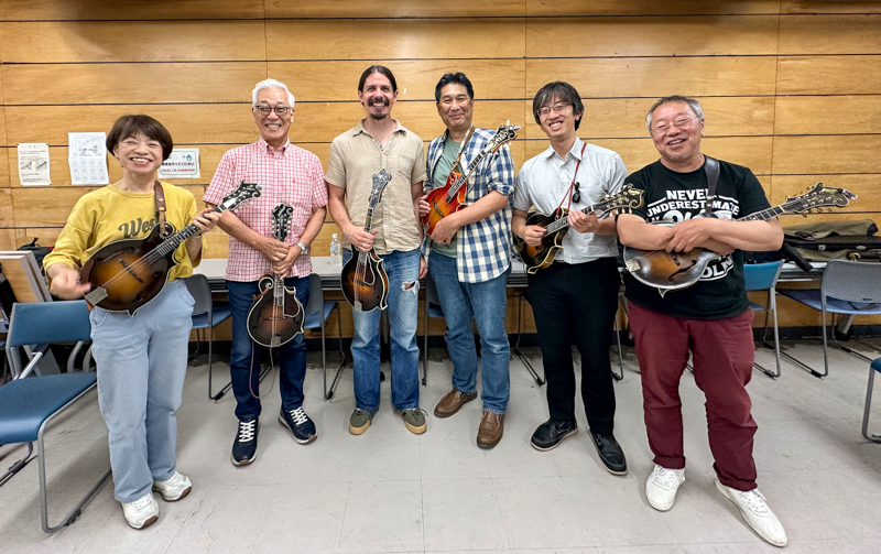 Attendees at the Christopher Henry mandolin workshop in Nishinomiya (6/25/26) - photo courtesy of Kaz Inaba