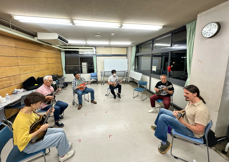 Christopher Henry leads a mandolin workshop in Nishinomiya (6/25/26) - photo courtesy of Kaz Inaba