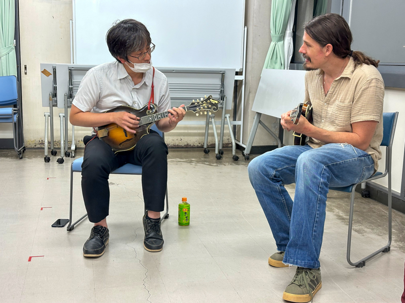 Christopher Henry leads a mandolin workshop in Nishinomiya (6/25/26) - photo courtesy of Kaz Inaba