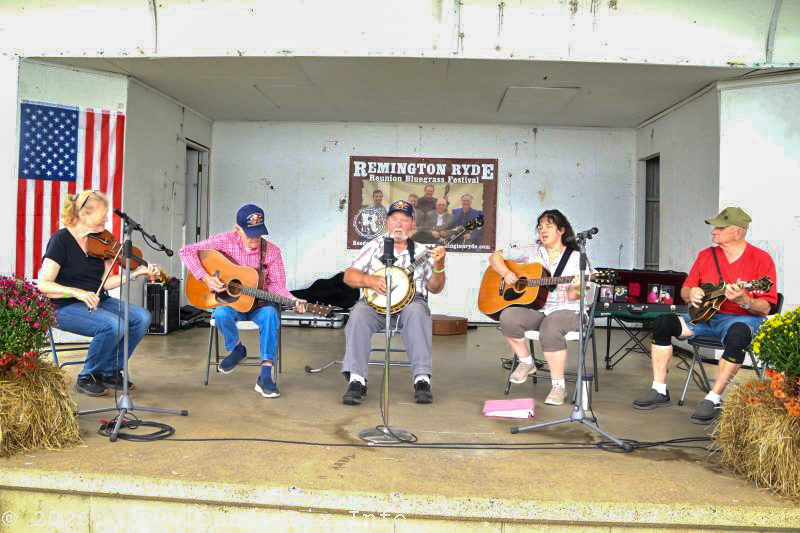 Parking lot pickers entertain at the debut Remington Ryde Reunion Bluegrass Festival - photo © Bill Warren