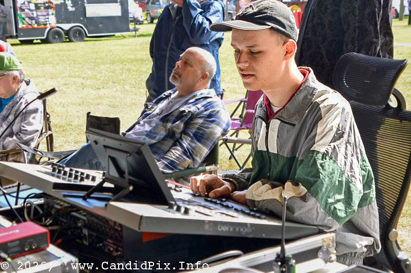 Luke Lindblom at the board at the fall 2026 Headin' Home Fest - photo © Bill Warren